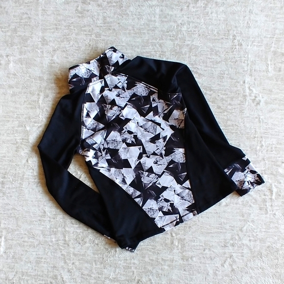 EUC Girls' Pullover Athletic Yoga Top - Picture 2 of 2